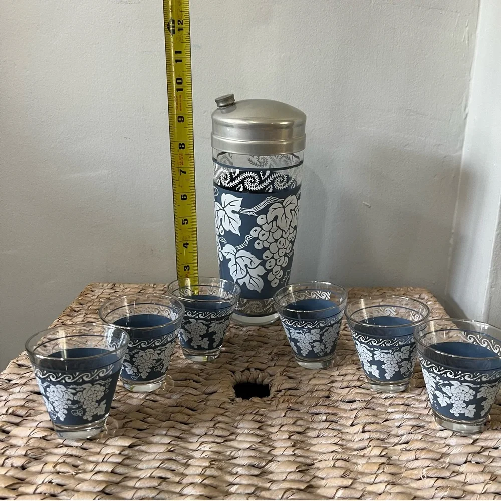 Vintage Rare Hazel Atlas Cocktail Shaker Wedgewood Grape Vine Pattern & 6‎ glass